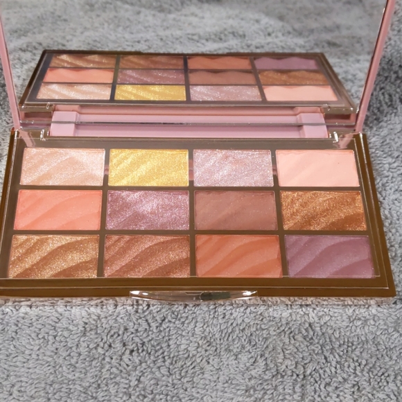 Ciate the velvet palette - Picture 2 of 2